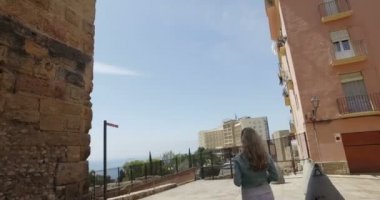 Güzel kadın eski buildning eski retro film kamera ile fotoğraf söz