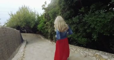 Sahile aşağı gel kırmızı etek kız