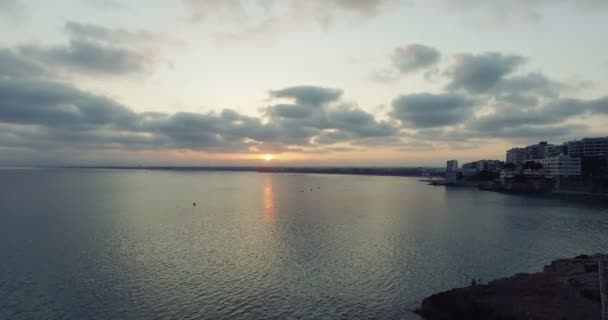 Boneca panorâmica tiro de mar ondulando e pôr do sol — Vídeo de Stock