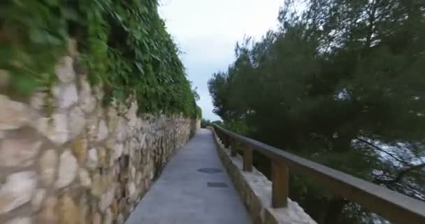 Atleta corriendo en la costa del mar al atardecer. Vista ocular en primera persona — Vídeo de stock