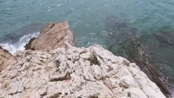 Ondas do mar colidem contra a rocha — Vídeo de Stock