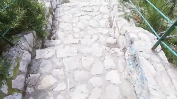 Point de vue POV Homme Marcher à travers les rochers jusqu'à la mer — Video