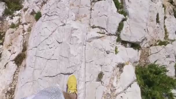 POV άποψη άνθρωπος περπατώντας μέσα από τα βράχια στη θάλασσα — Αρχείο Βίντεο