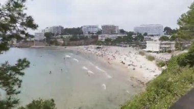 Dolly görünümü yukarıdan güneşli kum plaj