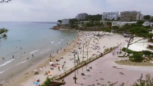 Blick von oben auf den sonnigen Sandstrand — Stockvideo