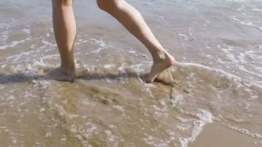 güzel bir kız sahilde onu bikini içinde çalışır.