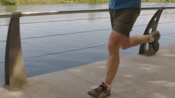 Vecchio allenamento su argine contro fiume al mattino al rallentatore — Video Stock