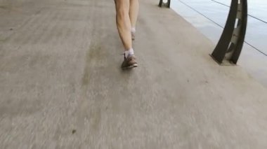 Yaşlı adam gecenin ağır çekimde setin karşı Nehri üzerinde eğitim