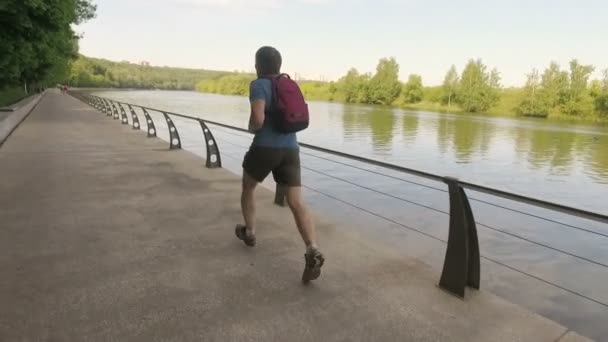 Anciano entrenando en terraplén contra el río por la mañana en cámara lenta — Vídeo de stock