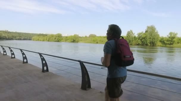 Gecenin ağır çekimde setin nehir karşı sırt çantası eğitimiyle yetişkin adam — Stok video