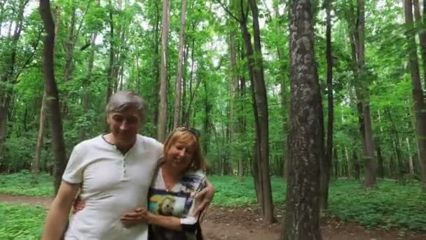 Happy mature couple walking on trail — Stock Video