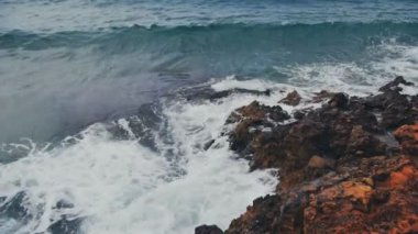 dalgalar deniz kayaya crash