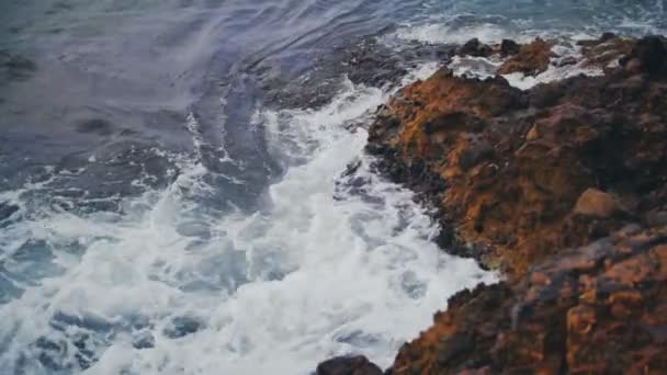 Ondas do mar colidem contra a rocha em câmera lenta — Vídeo de Stock