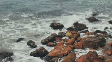 dalgalar deniz kayaya crash