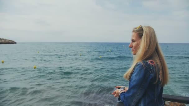 Mujer Soñadora Disfrutando de Increíble Paisaje Marino en cámara lenta — Vídeo de stock