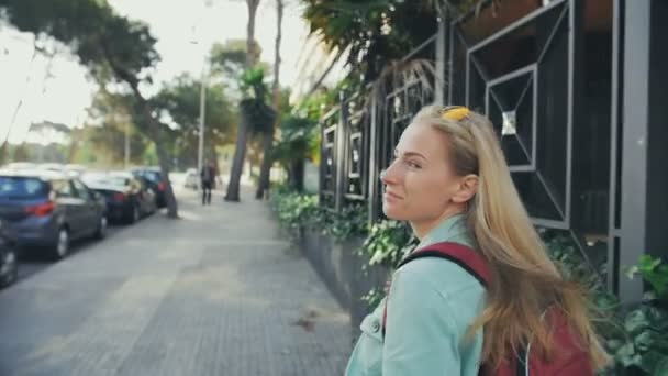 Femme touristique geste viennent me suivre, agitant et main regardant caméra dans les rues de l'Europe, espagne au ralenti — Video