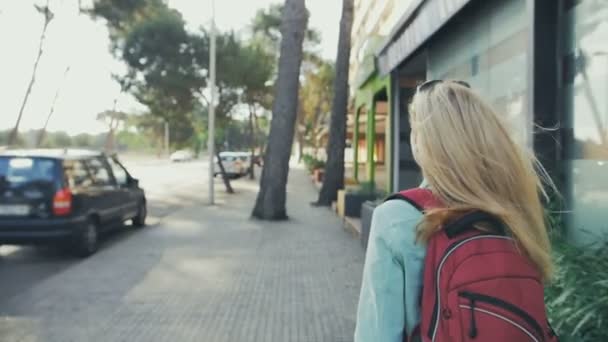 身振りで示すことのツーリストの女性来るに沿って手を振って、私に従ってくださいし、手をスローモーションでスペイン、ヨーロッパの路上でカメラ目線 — ストック動画