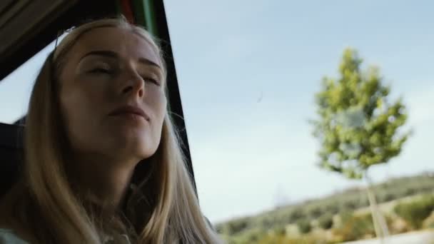 漂亮女孩乘坐旅游巴士在欧洲 — 图库视频影像