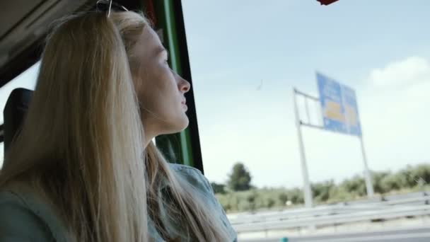 Bonita menina equitação ônibus turístico na Europa — Vídeo de Stock