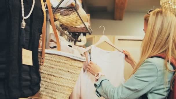 Γυναίκα, αγορές για ρούχα — Αρχείο Βίντεο