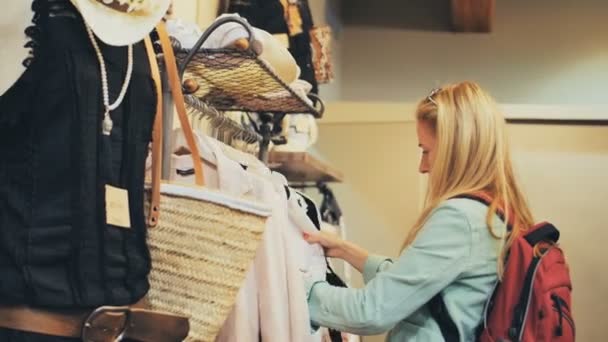 Frau kauft Kleidung ein — Stockvideo