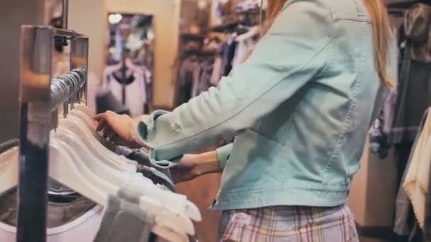 Femme Shopping pour vêtements — Video