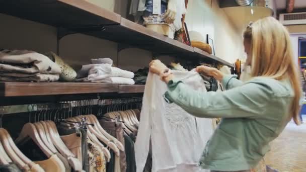 Γυναίκα, αγορές για ρούχα — Αρχείο Βίντεο
