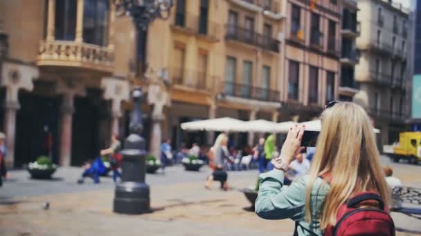 Mulher tirar foto com smartphone. Mulher com smartphone tirando fotos na praça em um dia ensolarado — Vídeo de Stock