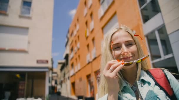 Ler vacker kvinna sätta solglasögon på och gå därifrån i slow motion — Stockvideo