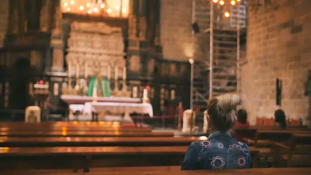 Mulher no banco da catedral — Vídeo de Stock