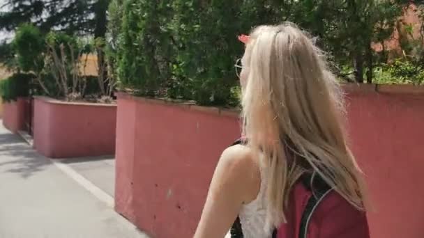 Hermosa joven mujer caminando en la calle — Vídeos de Stock