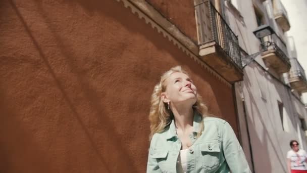 Mooie jonge vrouw lopen op de straat — Stockvideo