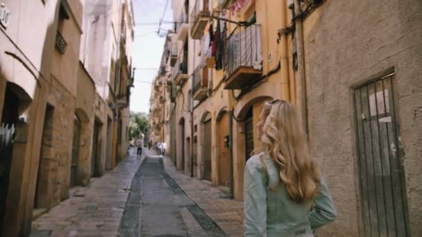 Beautiful young woman walking on the street — Stock Video