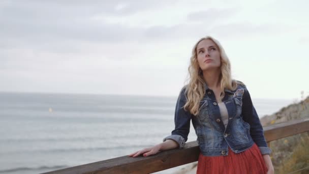 Ρομαντικό κορίτσι Απολαύστε το ηλιοβασίλεμα και θέα στη θάλασσα — Αρχείο Βίντεο