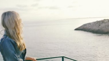 Romantik kız zevk gün batımı ve Deniz Manzaralı