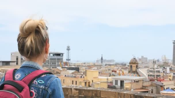 Menina turista stand no deck de observação na catedral superior em Espanha — Vídeo de Stock