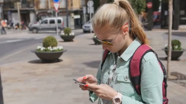 Förlorat kvinnan kontrollera karta på smartphone promenader i staden — Stockvideo