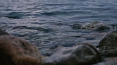 Akdeniz denizin dalgaları bir buzlu alınır