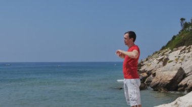 Atletik, genç, sağlıklı, yakışıklı, beyaz adamın cesedini eğitim önce ısınma
