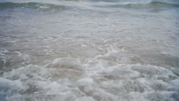 Small waves goes on camera in slow-motion — Stock Video