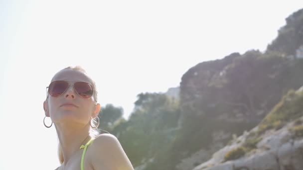 Vacances d'été femme s'amuser sur la plage en se relaxant au soleil en bikini et lunettes de soleil aviateur — Video