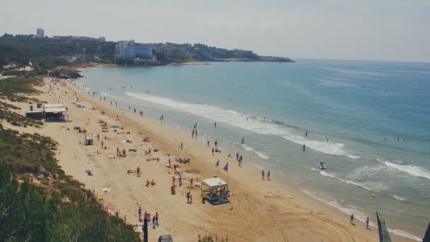 Деятельность людей на пляже в Средиземном море — стоковое видео