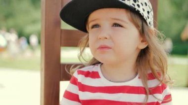 Güneşli kız meyve mutlu yemek armut ile