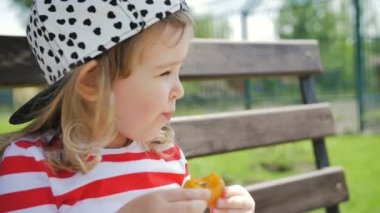 Güneşli kız meyve mutlu yemek kayısı ile