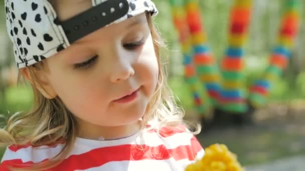 Sunny girl med majs lyckligt äter frukt — Stockvideo