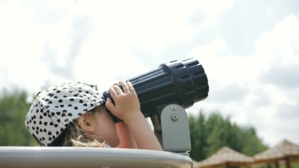 Una graziosa bambina gioca al parco giochi . — Video Stock