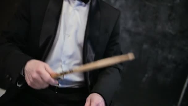 Man in black suit and sunglasses plays on drum. Rock cover band performing on stage with drummer — Stock Video