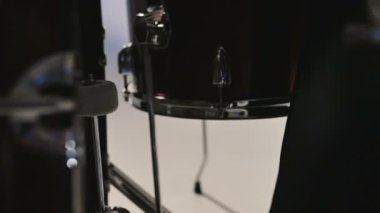 Siyah takım elbise ve davul güneş gözlüğü çalış adam. Baterist ile sahnede performans rock müzik grubu