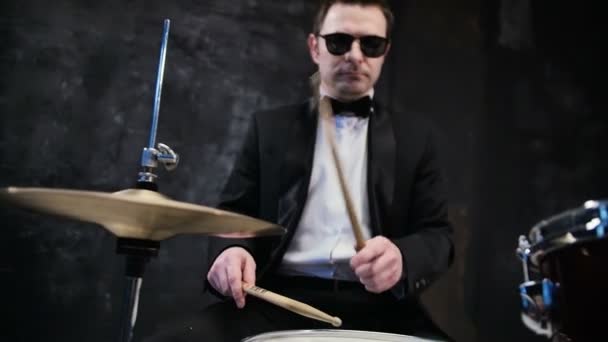 Homme en costume noir et lunettes de soleil joue sur le tambour. Rock cover band se produisant sur scène avec le batteur — Video