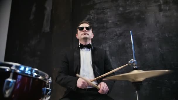 Homme en costume noir et lunettes de soleil joue sur le tambour. Rock cover band se produisant sur scène avec le batteur — Video